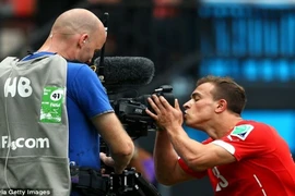 Shaqiri lập hat-trick, Thụy Sĩ theo Pháp vào vòng 16 đội