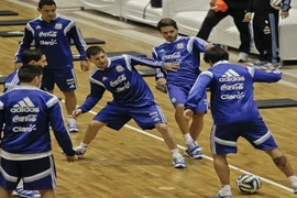 Messi phô diễn kỹ thuật cá nhân điêu luyện trên sân bóng rổ