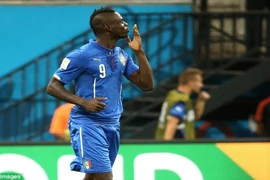 Balotelli lại gây sốc khi muốn được hôn… Nữ hoàng Anh