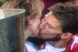 Sốc với màn khóa môi ăn mừng chức vô địch của các cầu thủ Sevilla