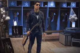 Luis Suarez “đốn tim” fan nữ khi hóa thân thành ngôi sao nhạc rock