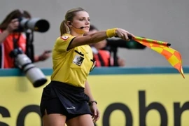 LĐBĐ Brazil khốn đốn vì nữ trợ lý trọng tài xinh đẹp gây sốt trên mạng