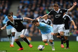 Nasri ghi bàn thắng tranh cãi, Man City thắng dễ Southampton 