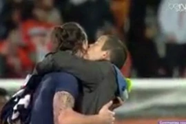 Ibrahimovic hoảng hồn vì bị fan “cưỡng hôn”