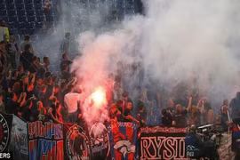 Thảm bại ở Roma, hooligan Nga lao vào “tẩn” các tifosi trên khán đài