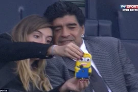 Maradona cùng con gái chụp ảnh “tự sướng” trên khán đài Stamford Bridge