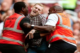 Hài hước những tình huống “đột kích” vào sân của fan cuồng