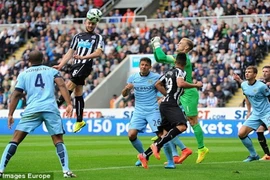 Xà ngang cứu Liverpool, Man City thoát thua nhờ Fernando