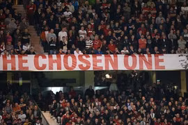 Tấm biển “Người được chọn” rời sân Old Trafford cùng David Moyes