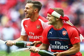 Chùm ảnh: Pháo thủ "tắm" champagne ăn mừng danh hiệu đầu tiên của mùa giải mới 