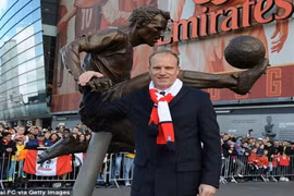 Dennis Bergkamp úp mở ý định kế vị Wenger dẫn dắt Arsenal