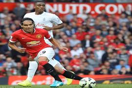 "Mãnh hổ" Falcao ra mắt đầy tự tin trong ngày Rooney đi vào lịch sử