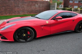 “Siêu quậy” Balotelli lại khoe “xế” khủng, làm trò hề trên sân tập