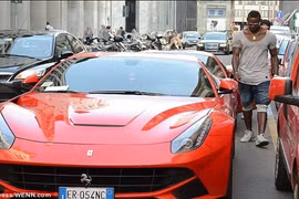 Balotelli nhờ bồ “khoe” bộ sưu tập “xế” khủng