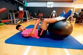 Mê mải Facebook và Instagram, Neymar lộ chuyện trốn tập ở Barca