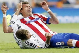 Lộ clip sao Real “đánh nguội” thô thiển tân binh của Atletico