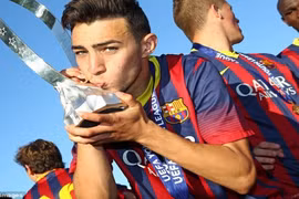 Tái hiện siêu phẩm giống Beckham, tài năng trẻ cùng Barca đăng quang giải U19 châu Âu