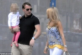 HLV Liverpool du hí cùng bồ trẻ ở Tây Ban Nha