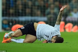 Arsenal dính “virus FIFA”, Wilshere nghỉ 6 tuần