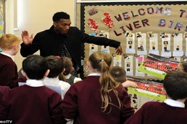 Sao Liverpool "chuyển nghề" làm thầy giáo