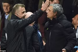 Trắng tay rời sân Aston Villa, Jose Mourinho quay ra mỉa mai trọng tài