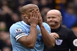 Bị đuổi sau 10 phút, đội trưởng Man City “phá” sân đối phương