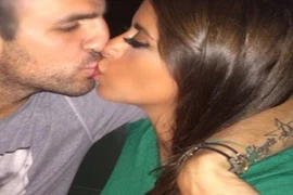 Fabregas hạnh phúc viên mãn bên “bồ già” sexy