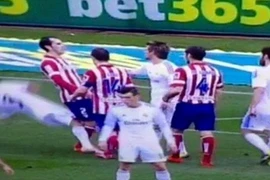 Real cáo buộc Atletico khiến trận derby Madrid trở nên bạo lực