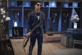 Luis Suarez “đốn tim” fan nữ khi hóa thân thành ngôi sao nhạc rock