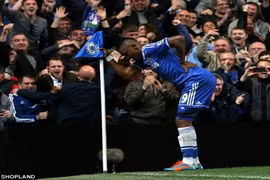 Trả đũa nghi vấn gian lận tuổi, Eto’o ăn mừng kiểu “ông già”