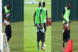 "Siêu quậy" Balotelli lại gây sốc khi “tồng ngồng” trên sân tập