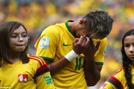 Neymar nức nở khi cử hành quốc ca Brazil
