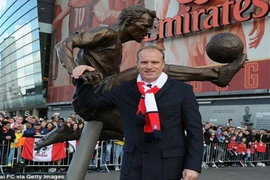 Dennis Bergkamp úp mở ý định kế vị Wenger dẫn dắt Arsenal