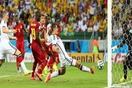 Klose san bằng kỷ lục World Cup, Đức chia điểm cùng Ghana