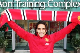 Sốc: “Bom tấn” hè của M.U dính nghi án gian lận tuổi?