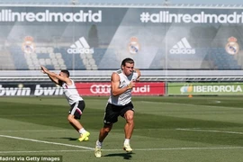 Ngắm Rô “điệu” khoe đùi, Bale đọ bụng 6 múi trên sân tập