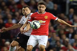 Ấn tượng “Paul Scholes mới” nhảy múa trong vòng vây 3 cầu thủ đối phương