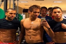 Neymar cởi trần “khoe” bụng “6 múi”