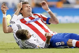 Lộ clip sao Real “đánh nguội” thô thiển tân binh của Atletico