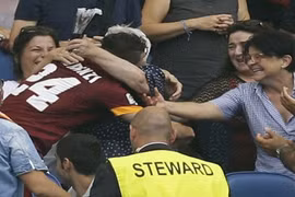 Xúc động cầu thủ bất chấp “lĩnh” thẻ để lên khán đài…ôm hôn bà nội