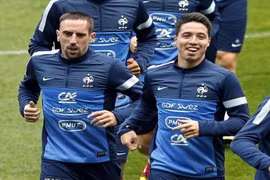 Vui vẻ bên bạn gái, Nasri không màng tới cơ hội dự World Cup 