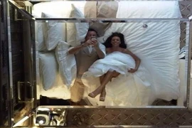 Vợ chồng sao Chelsea lộ ảnh “giường chiếu”