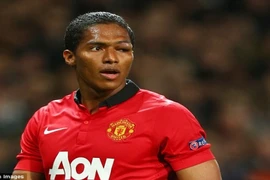 Sưng húp mắt trái, “máy cày” Valencia vẫn giúp MU vào tứ kết