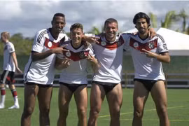 Các cầu thủ Đức rủ nhau “cởi” mừng vé vào tứ kết