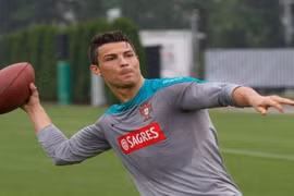 Tuyển Bồ Đào Nha đến Brazil muộn nhất vì mải chơi…bóng bầu dục