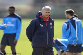 HLV Wenger họp khẩn cùng các học trò sau thảm bại trước Chelsea