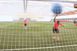 Cười “bể bụng” với clip sao Barca thi đá phạt đền bằng… bóng bay