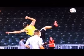 Sửng sốt với siêu phẩm trên sân tập của Ibrahimovic