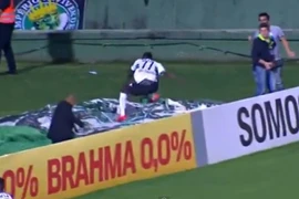 Hài hước: Cầu thủ đột ngột mất tích khi ăn mừng bàn thắng 