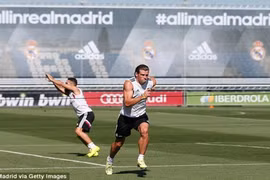 Ngắm Rô “điệu” khoe đùi, Bale đọ bụng 6 múi trên sân tập